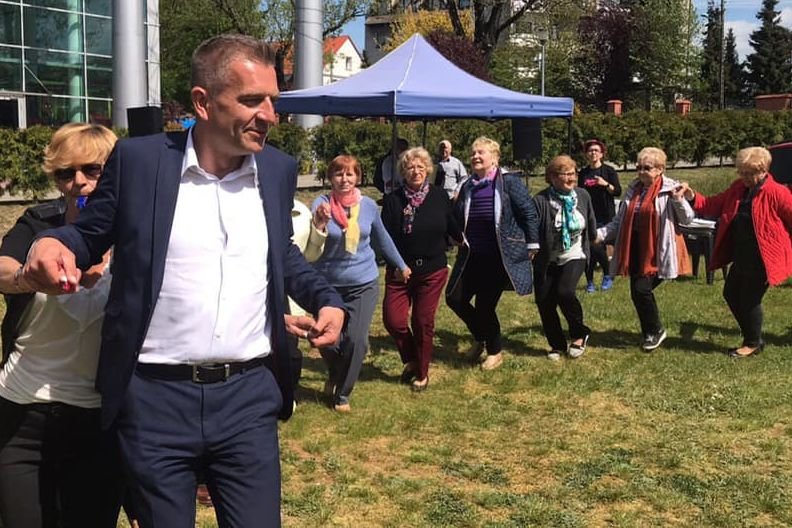 Bartosz Arłukowicz na kampanijnym szlaku. Poseł PO walczy ze skostniałą kampanią Brudzińskiego.