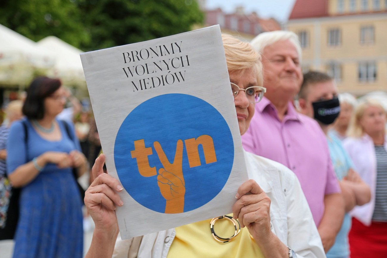 Wyjaśniamy, o co chodzi w tzw. lex TVN. W Polsce już odbywają się protesty w obronie stacji.