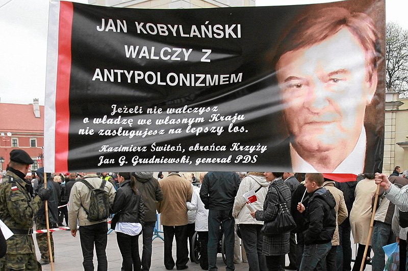 Transparent fanów Jana Kobylańskiego podczas obchodów święta 3 maja w Warszawie w 2010 roku.