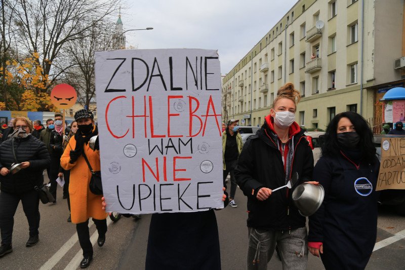 Najwięcej respondentów stwierdziło, że należy znieść wszystkie obowiązujące w Polsce obostrzenia. (zdjęcie ilustracyjne)