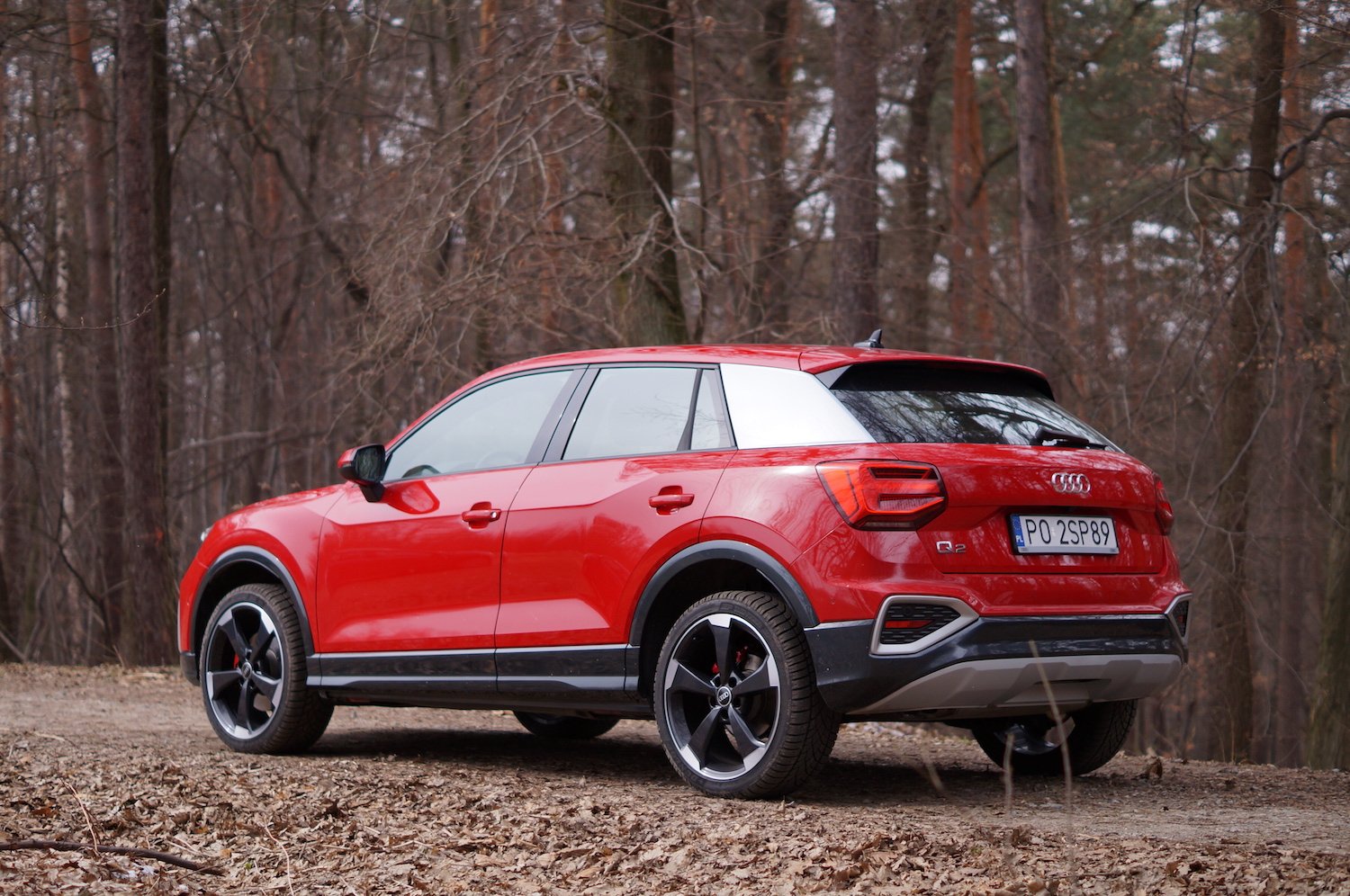 Audi Q2 przeszło delikatny lifting i wygląda bardziej nowocześnie. Szkoda jednak, że tak mało zmieniło się w środku.