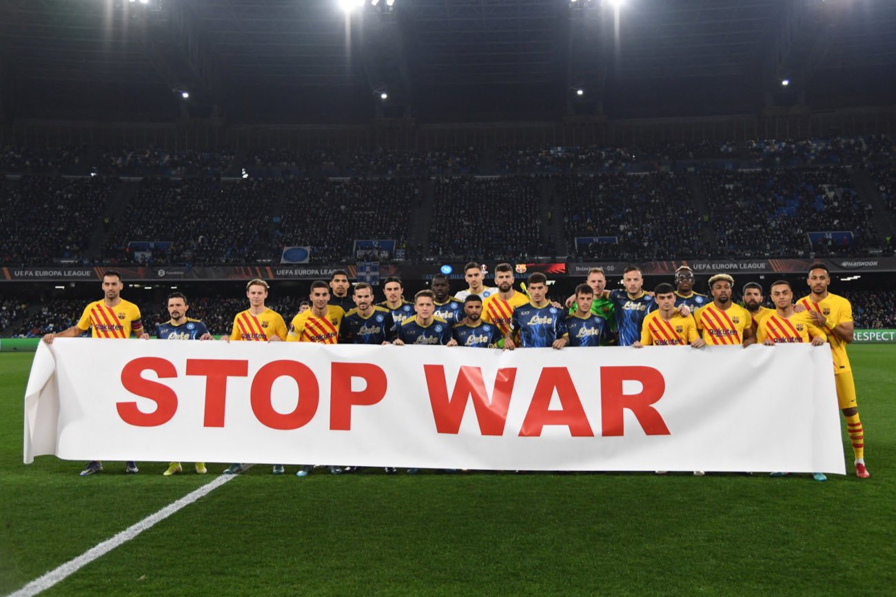 Piłkarze SSC Napoli i FC Barcelona z jasnym przekazem przed rozpoczęciem meczu w ramach Ligi Europy.