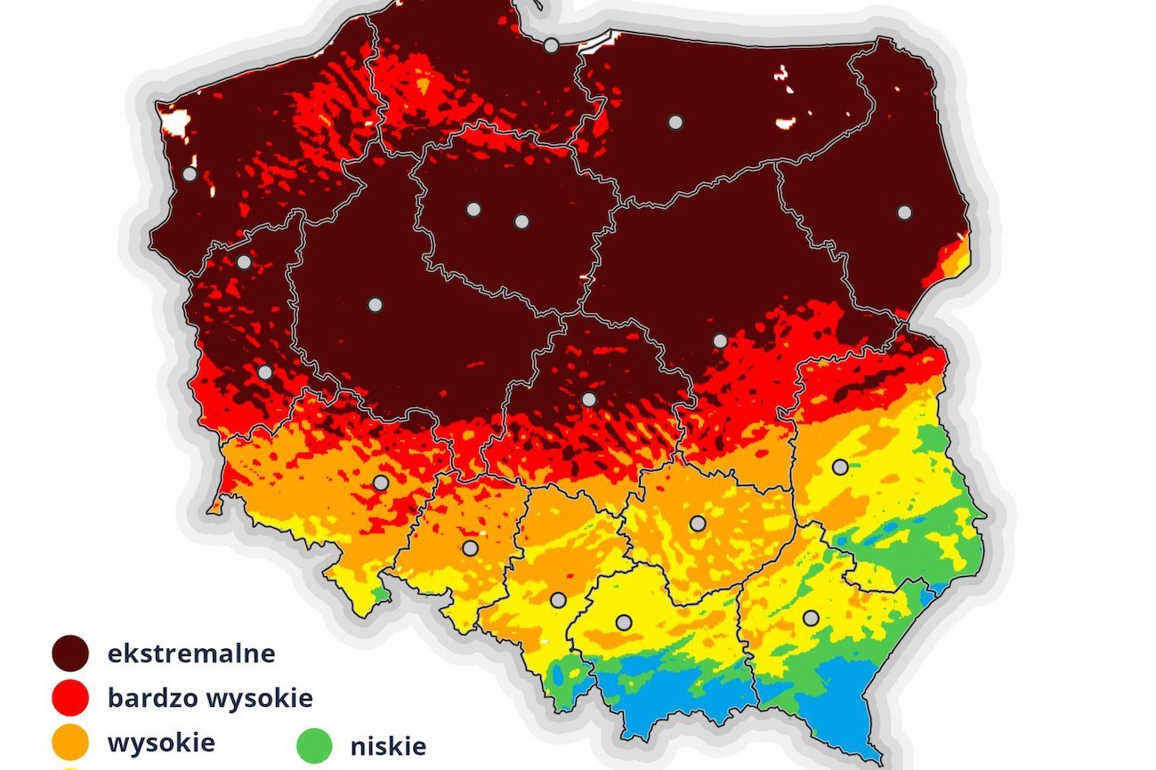 Mapa Polski z zaznaczonymi strefami zagrożenia pożarowego, które obowiązują w większości kraju.