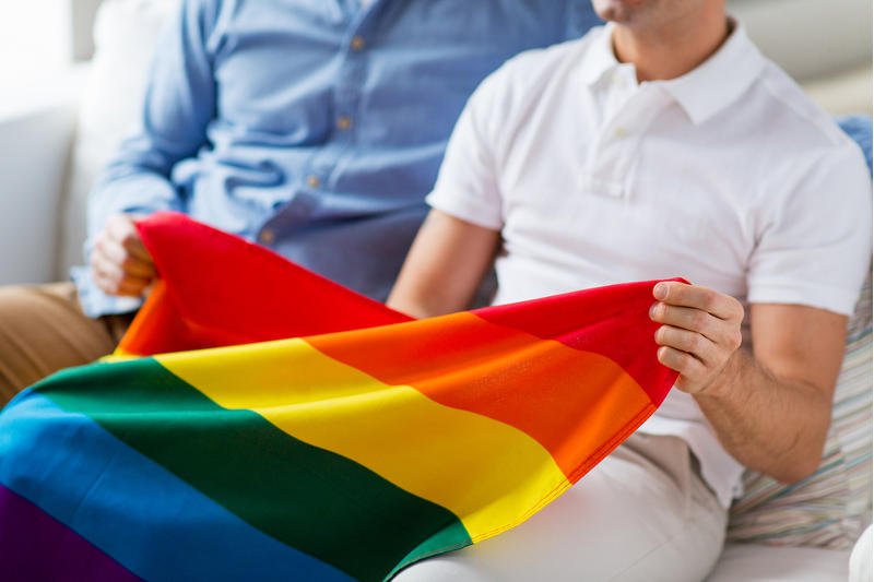 Sąd w Warszawie przyznał homoseksualiście prawo do najmu mieszkania po zmarłym partnerze.