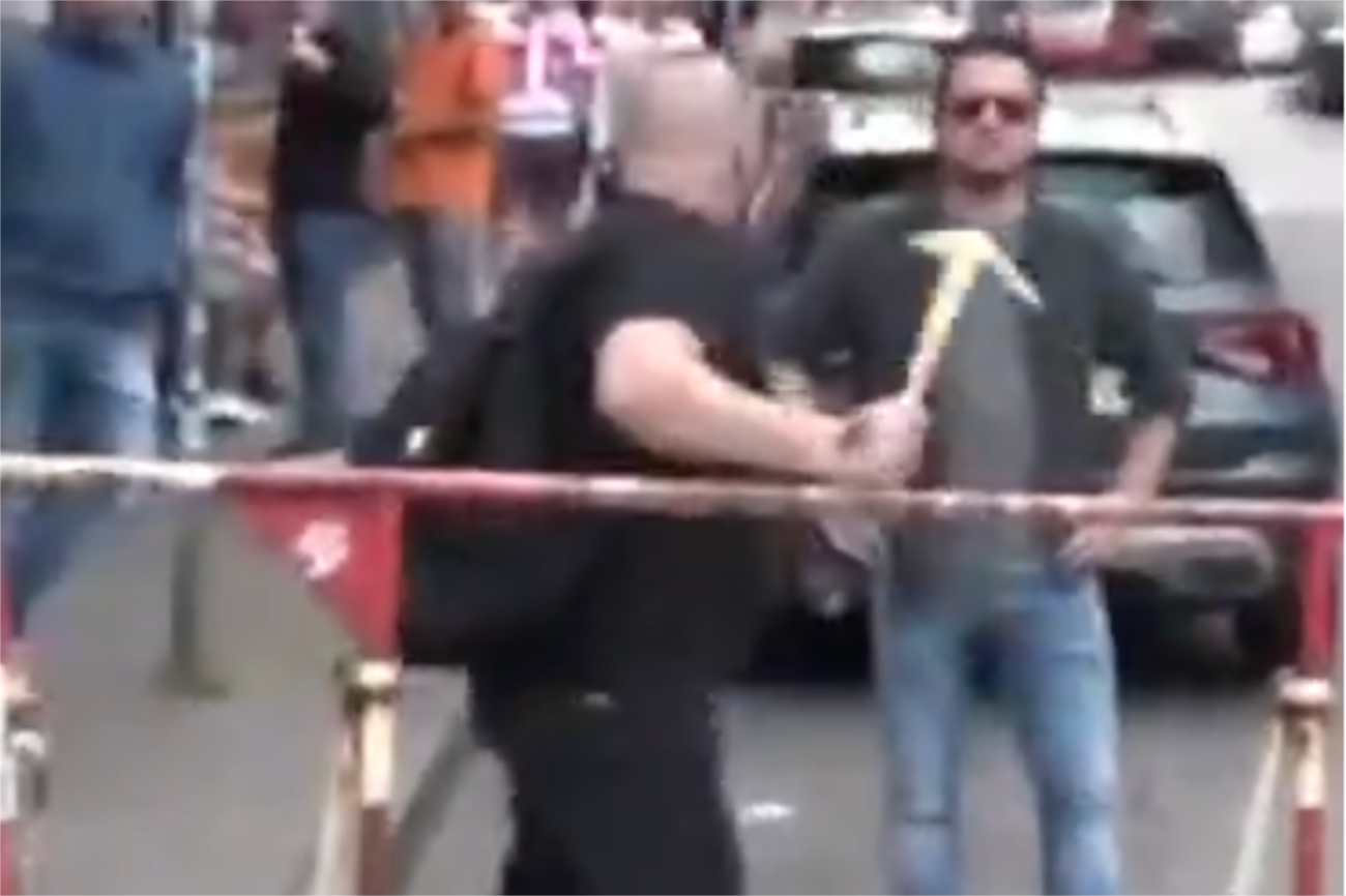 Co trzymał w ręku agresor w Hamburgu?