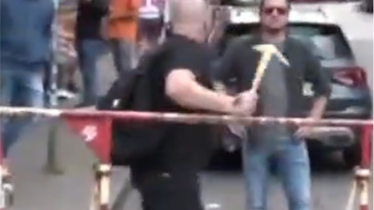 Co trzymał w ręku agresor w Hamburgu?