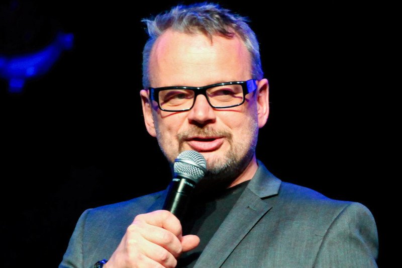 Znany kabareciarz wypowiedział wojnę polskiemu plażowaniu.