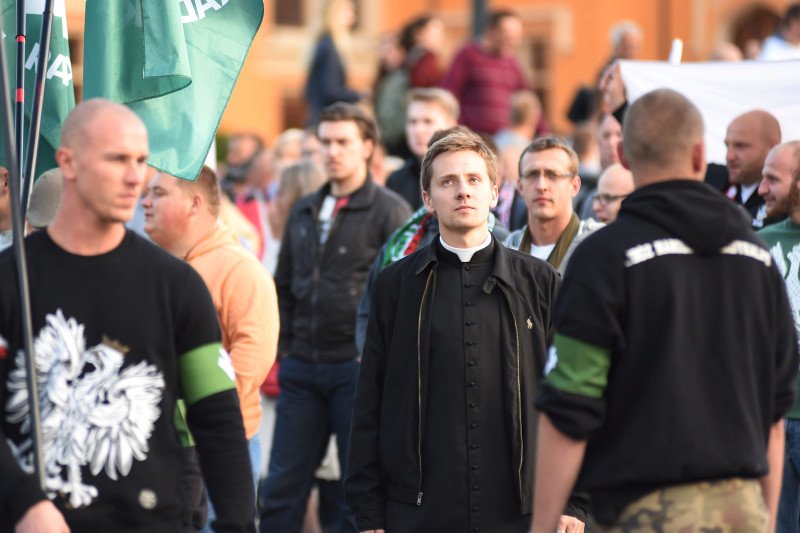 W kapłaństwie wytrwał mniej niż dwa lata. Ks. Międlar został idolem narodowców, jest porównywany nawet do błogosławionego ks. Popiełuszki