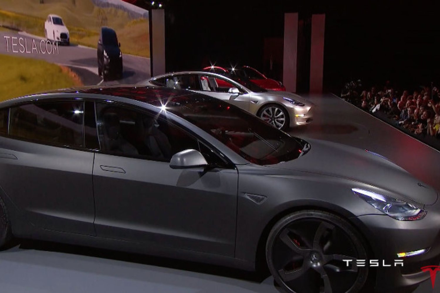 Po luksusowych gadżetach za 100 tys. dolarów Tesla prezentuje auto, które wjedzie do garażu klasy średniej.