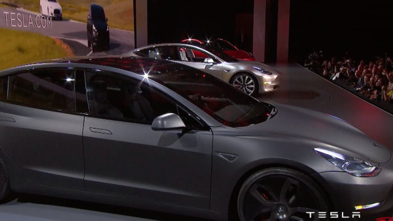Po luksusowych gadżetach za 100 tys. dolarów Tesla prezentuje auto, które wjedzie do garażu klasy średniej.
