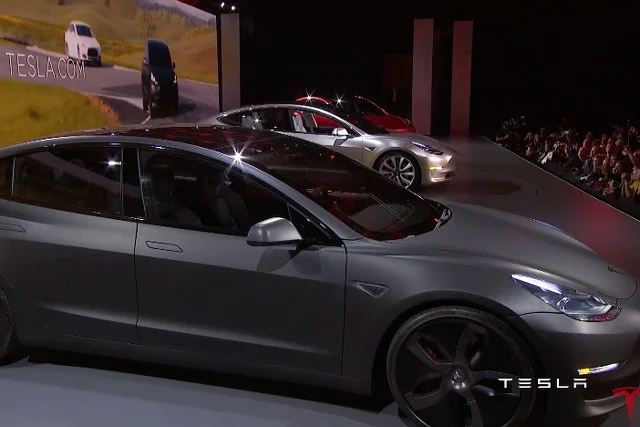Po luksusowych gadżetach za 100 tys. dolarów Tesla prezentuje auto, które wjedzie do garażu klasy średniej.