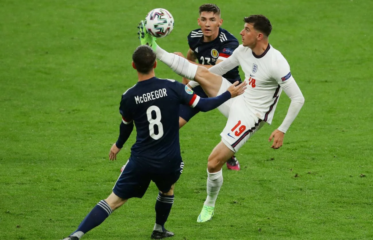 Euro 2020: Mount i Chilwell mieli kontakt z zakażonym koronawirusem Gilmourem, nie zagrają z Czechami.