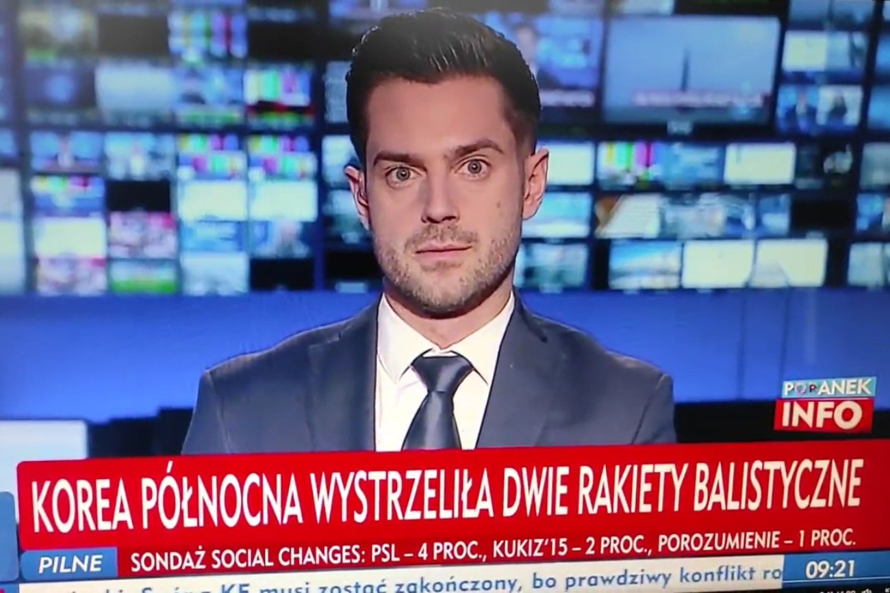 Krystian Kukułka, prezenter TVP Info, zaliczył sporą wpadkę na wizji. Krystian Kukułka, prezenter TVP Info, zaliczył sporą wpadkę na wizji.