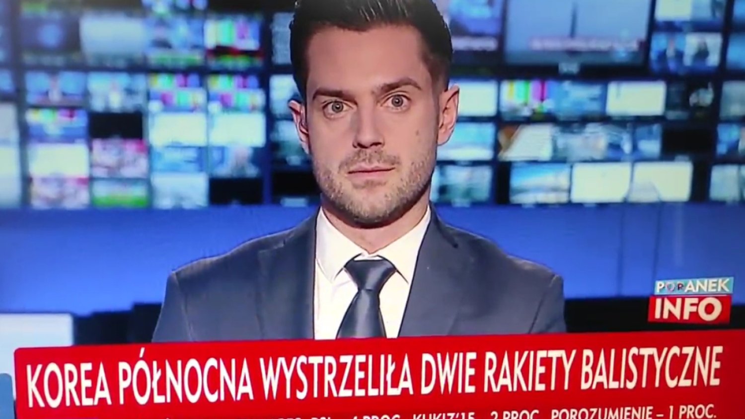 Krystian Kukułka, prezenter TVP Info, zaliczył sporą wpadkę na wizji.