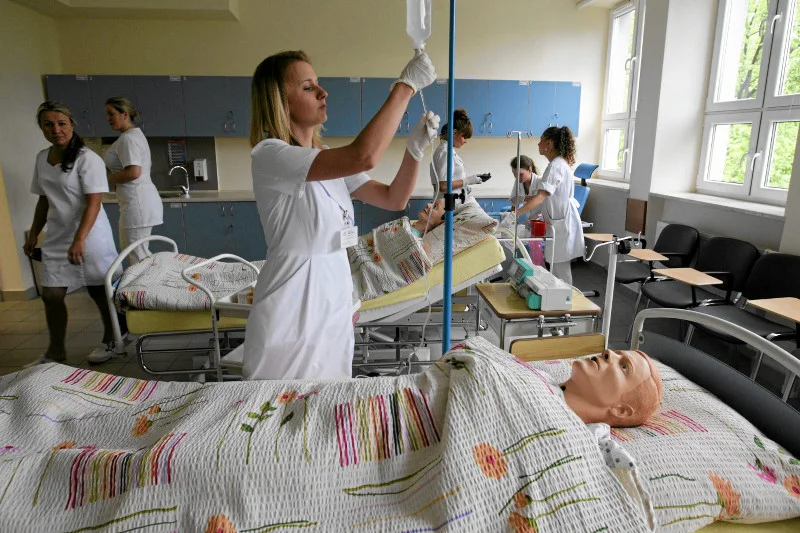Studentki pielęgniarstwa podczas zajęć.