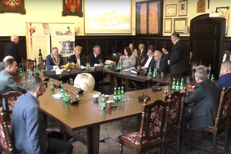 Bolesławiec: film z wulgarną reakcją na życzenia wielkanocne w radzie miasta.