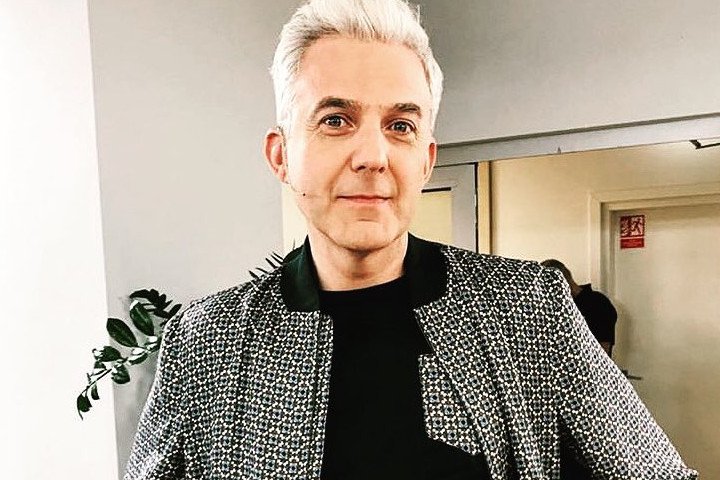 Hubert Urbański słynie ze swoich białych włosów