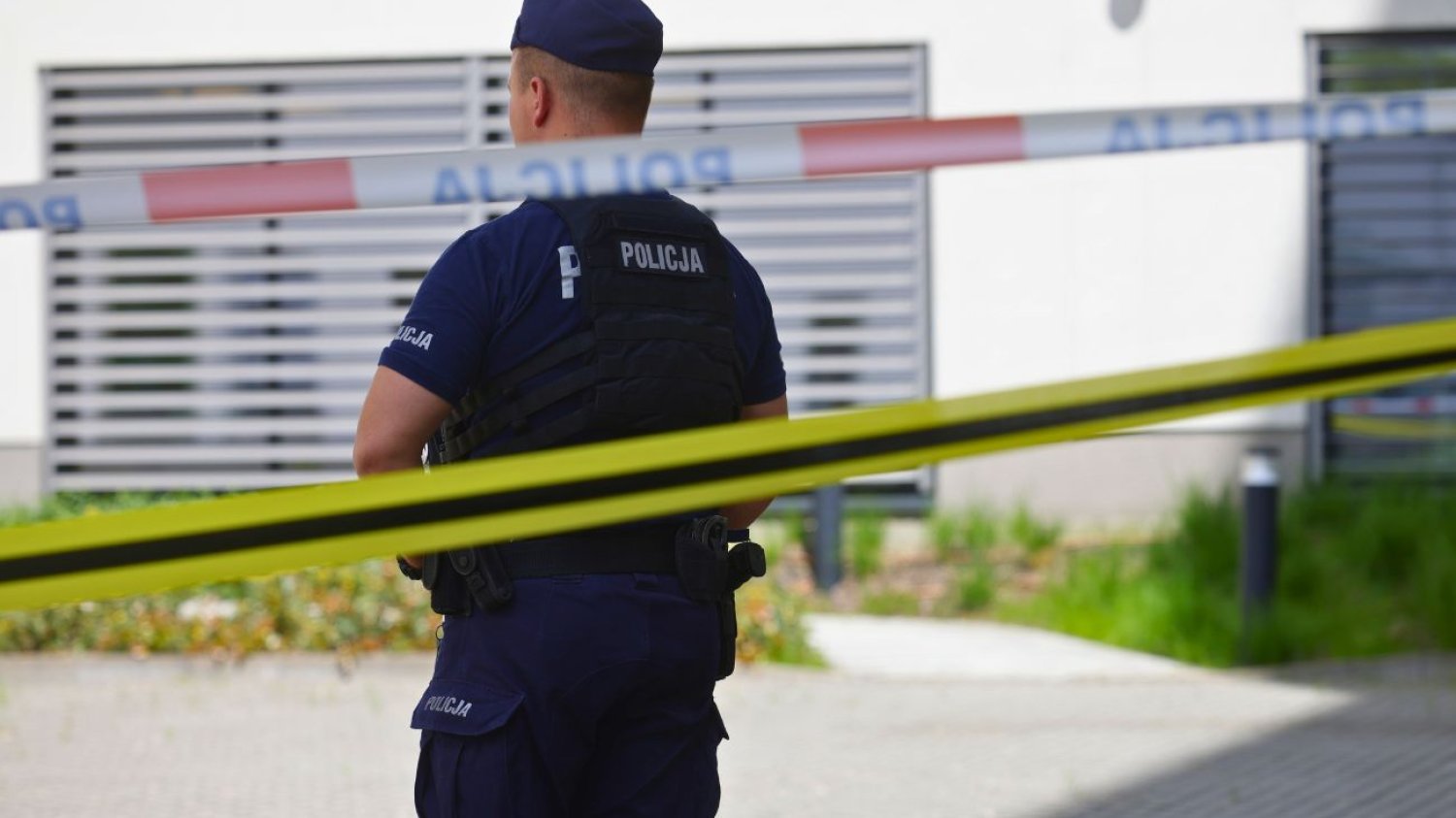 Policja weszła do mieszkania na Dolnym Śląsku. W środku znaleźli mężczyznę z raną postrzałową. Policjanci znaleźli mężczyznę z raną postrzałową w mieszkaniu na Dolnym Śląsku.