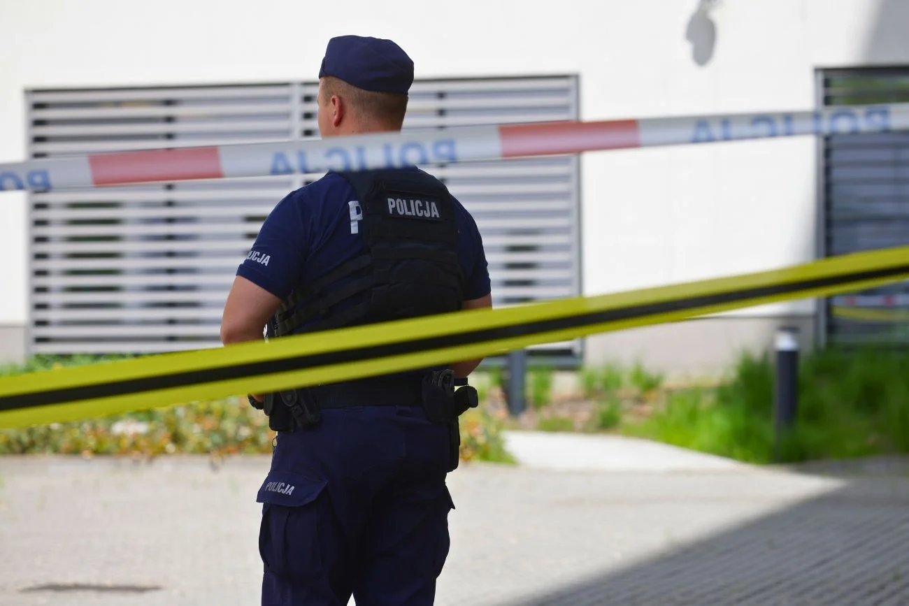 Policjanci znaleźli mężczyznę z raną postrzałową w mieszkaniu na Dolnym Śląsku.