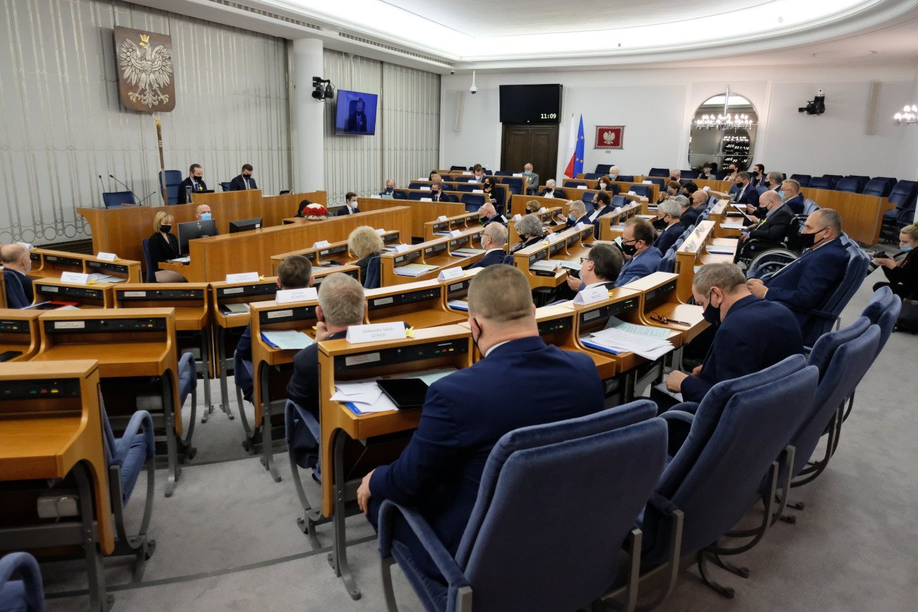 "Fakt" przeanalizował zeszłoroczne wydatki na biura stu senatorów.