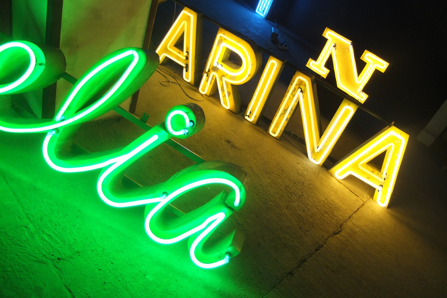 Ekspozycja Muzeum Neonów na warszawskiej Pradze.