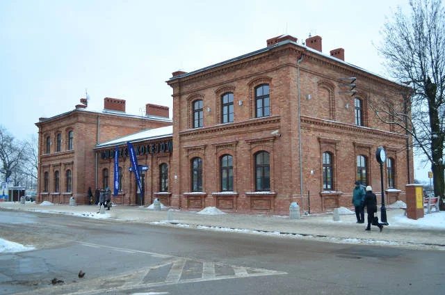 Podczas renowacji odkryto piękną ceglaną elewację dworca.