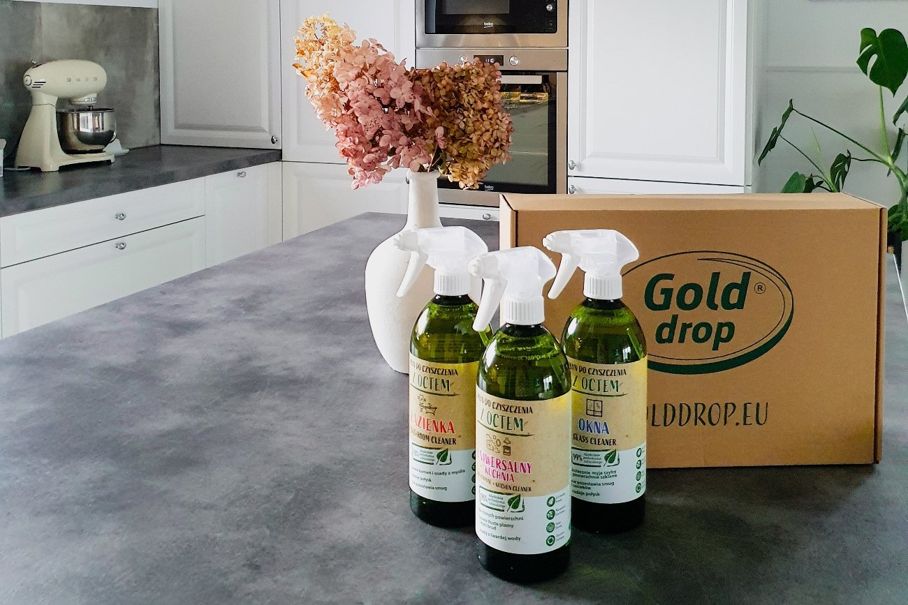 Polska firma Gold Drop opracowała serię produktów naturalnych do czyszczenia na bazie octu. W jej skład wchodzą trzy płyny do czyszczenia okien, łazienki i kuchni.