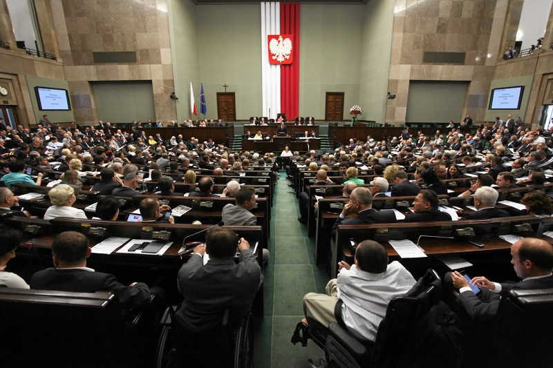 Przekręty na ulotkach i reklamach. Jak partie wyprowadzają publiczne pieniądze.