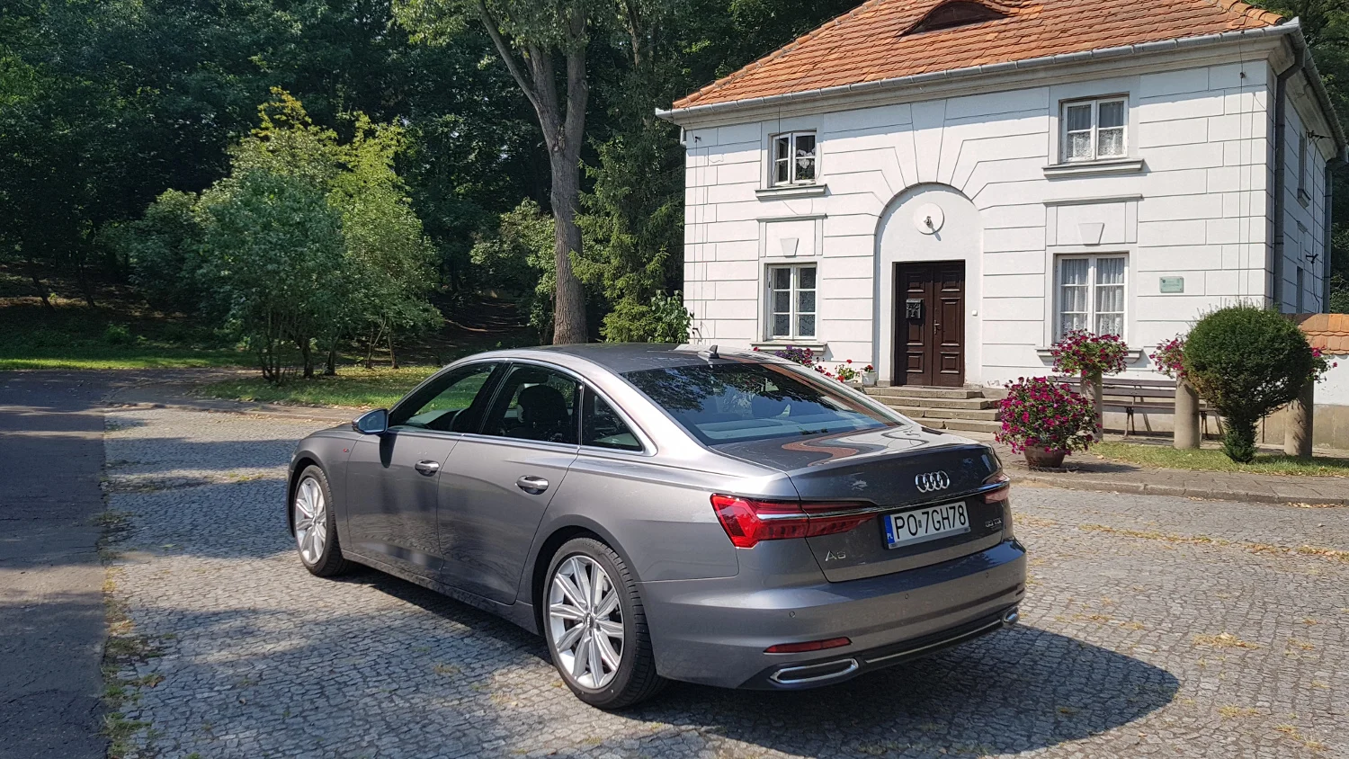 Audi A6 5.0TDI kosztuje więcej niż kawalerka w Warszawie.