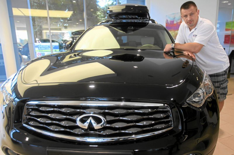 Tomasz Adamek miał wypadek. Na zdjęciu w salonie swojej ulubionej marki Infinity. To właśnie w samochodzie tego producenta miał wypadek.