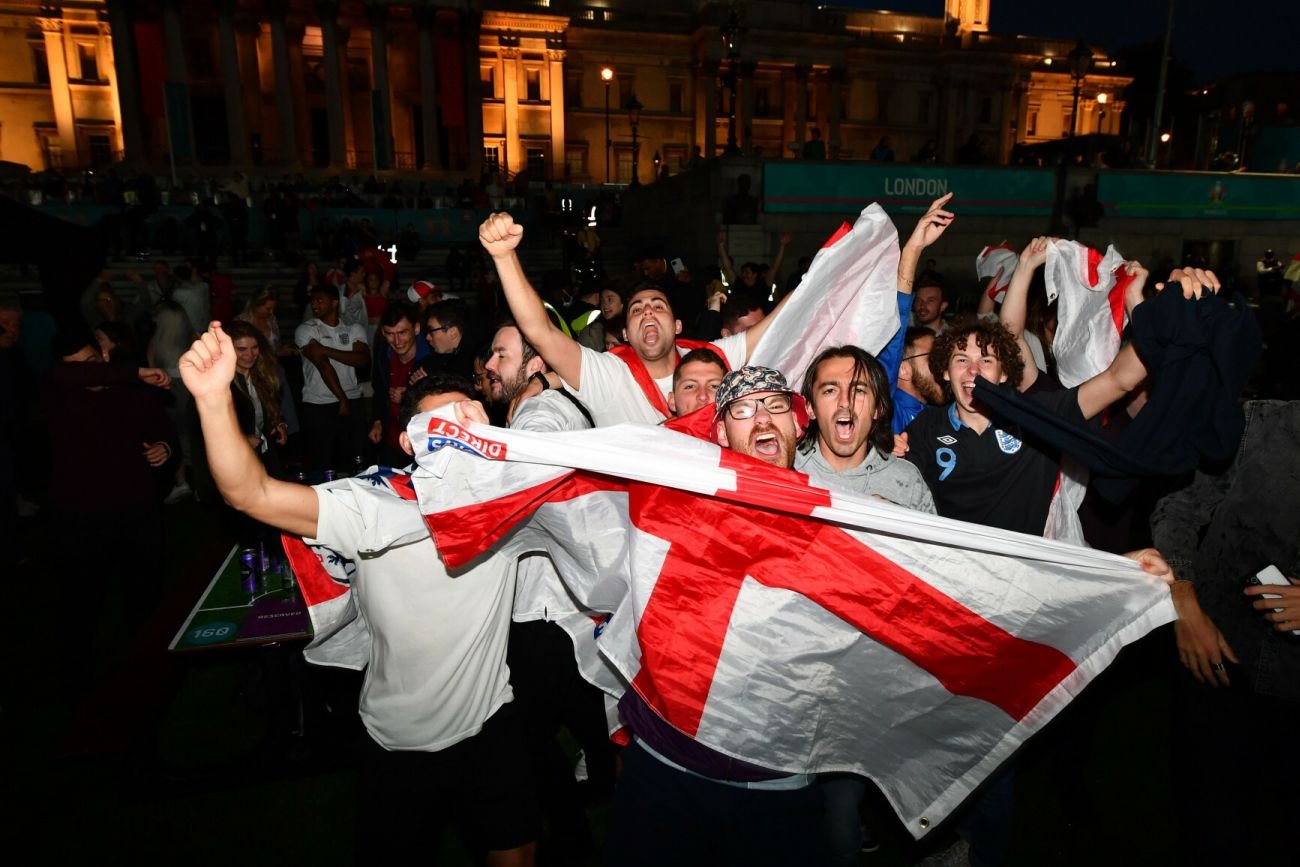 Angielscy fani bawili się do bladego świtu po triumfie w półfinale Euro 2020