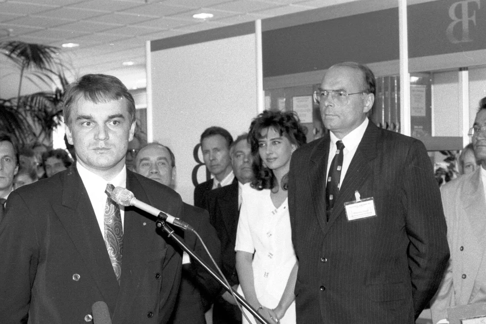 Po prawej - prof. Włodzimierz Gogołek, przy mikrofonie ówczesny premier kraju Waldemar Pawlak. Konferencja "Informacja to pieniądze", czerwiec 1992. Biznesmeni mogli się tam dowiedzieć o zastosowaniach komputera...