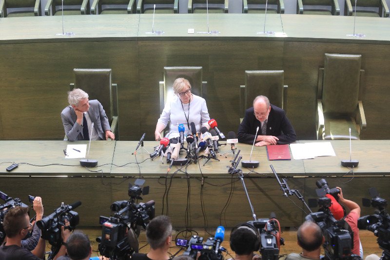 I Prezes Sadu Najwyższego Małgorzata Gersdof, rzecznik SN Michał Laskowski i sędzia Jozef Iwulski podczas konferencji w siedzibie SN