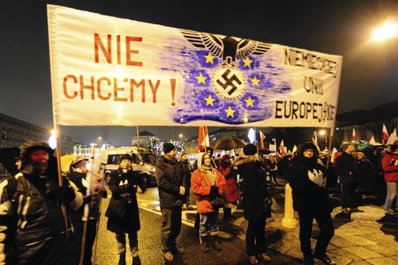 Takie transparenty nieśli uczestnicy marszu PiS 13 grudnia. Teraz Palikot zgłasza to do prokuratury