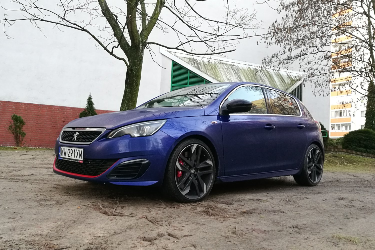 Peugeot 308 GTi swoją prawdziwą twarz pokazuje dopiero w trybie sportowym.