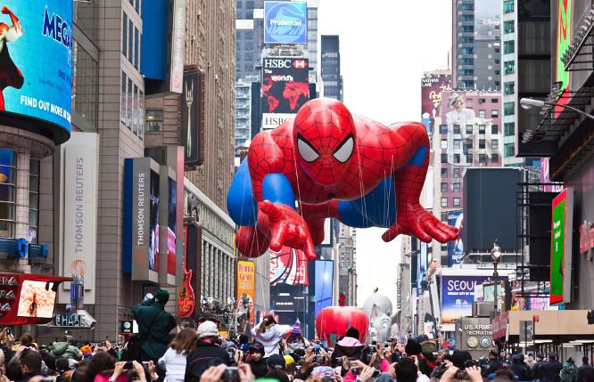 Balon w kształcie kultowego Spider-Mana, unosi się nad Times Square na Manhattanie. Człowiek pająk jest klejnotem w koronie wydawnictwa Marvel, za które Disney zapłacił 4 miliardy dolarów.