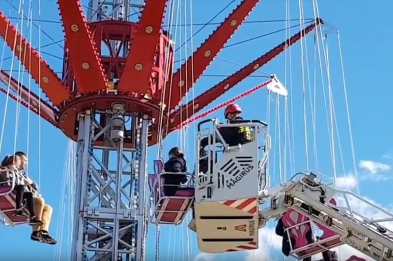 Bawiący się na karuzeli ludzie (w tym dzieci) przeżyli chwile grozy.