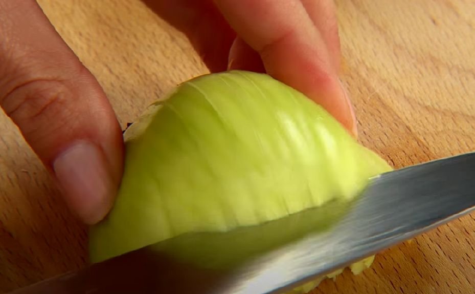 Jak pokroić cebulę? Jak pokroić cebulę, by się nie zdenerwować?