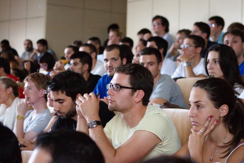 Studenci nie traktują już wrześniowych egzaminów, jak wyrok. Często z własnej woli przekładają sobie sesję na później.