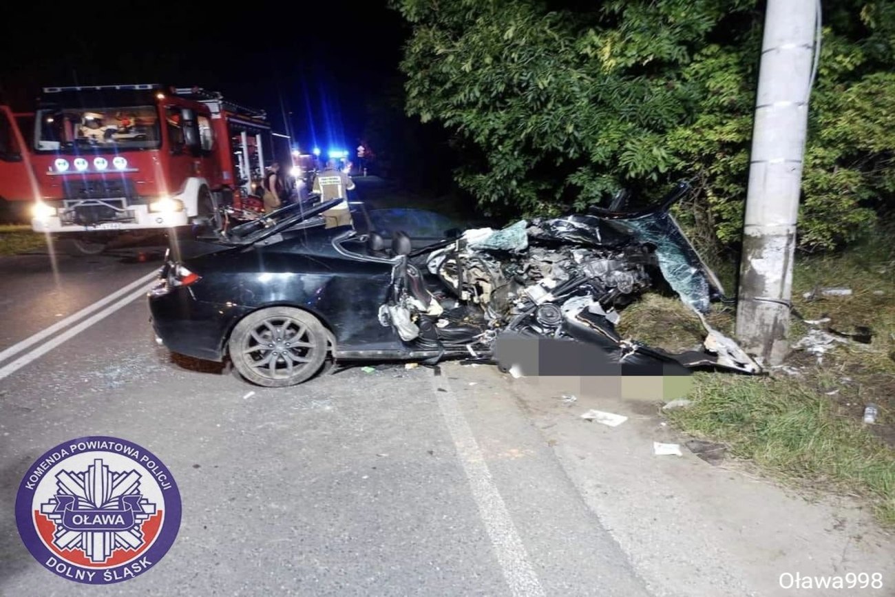 Samochód uderzył w słup energetyczny. 17-latka walczy o życie w szpitalu.