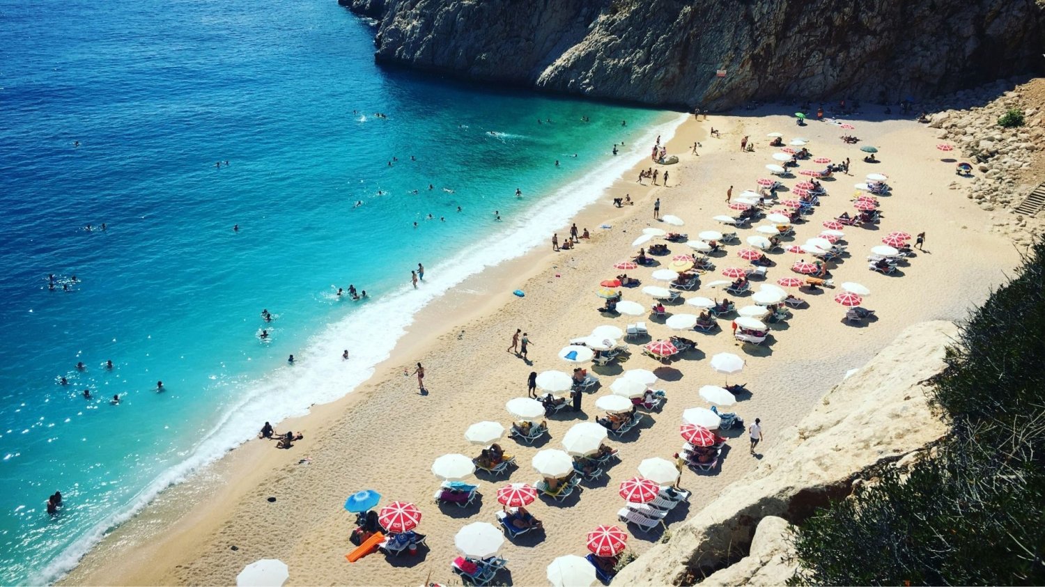 Turyści na plaży w Turcji