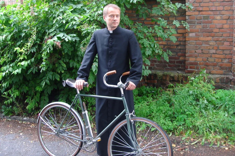 Ojciec Mateusz z nieodłącznym rowerem.