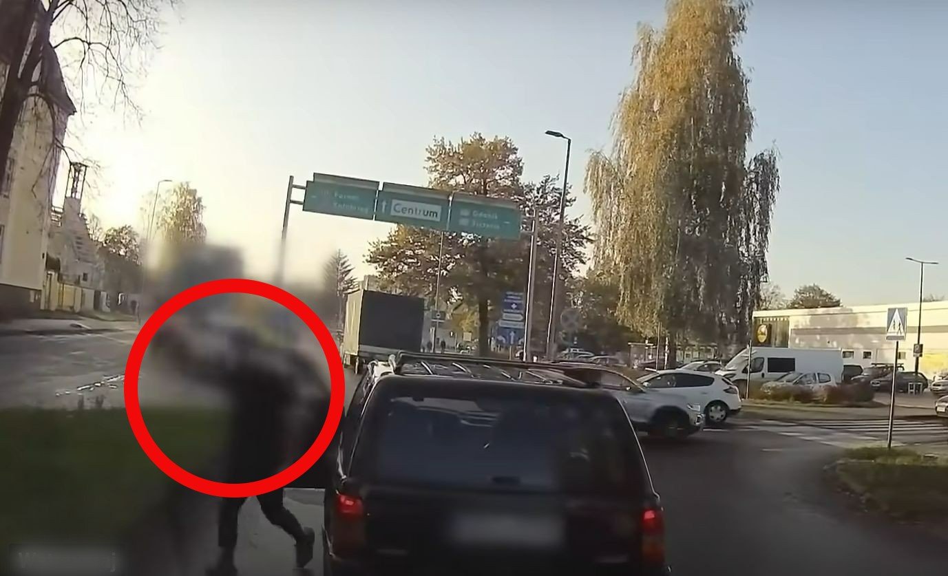 Kierowca jeepa w Koszalinie jechał po chodniku, a następnie wulgarnie groził innemu kierowch i prawdopodobnie uderzał w jego samochód.