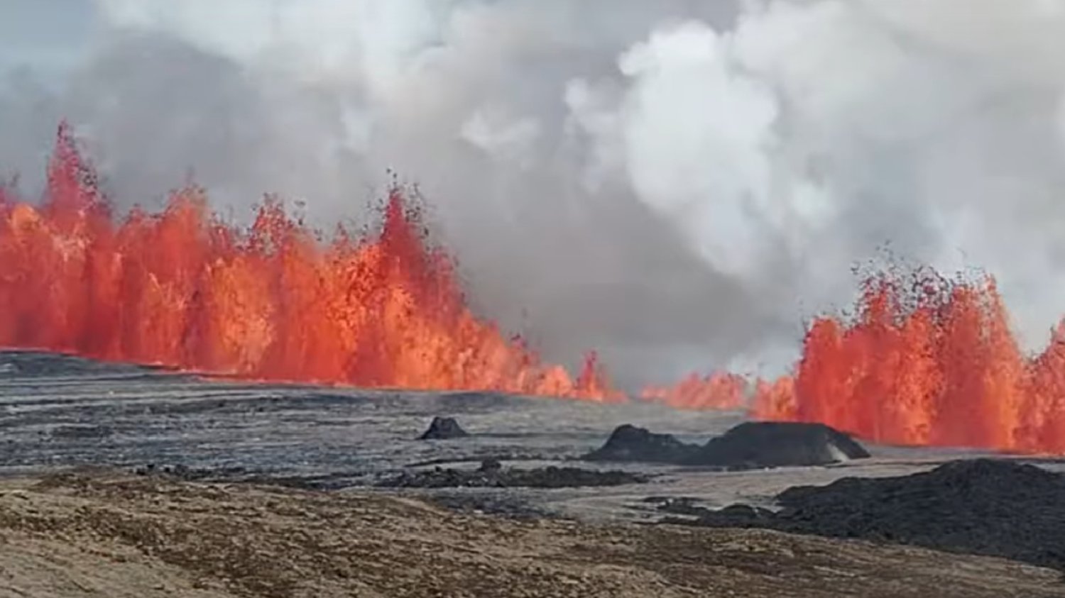 Islandia. Erupcja wulkanu przy Grindavíkurbær. Do sieci trafiły nagrania.