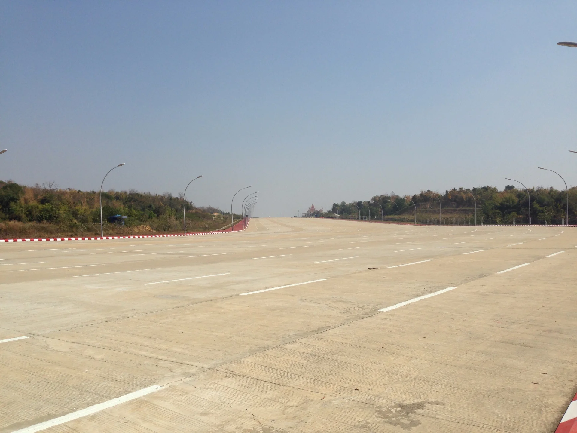 Gigantyczna autostrada. Całkowicie pusta w środku dnia.