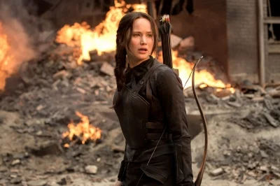 Katniss (Jennifer Lawrence) wielki zawód. Nie zaskoczyła w tej części nowym obliczem, żadną ciekawą kreacją czy zmianą, raczej pikowała w dół.