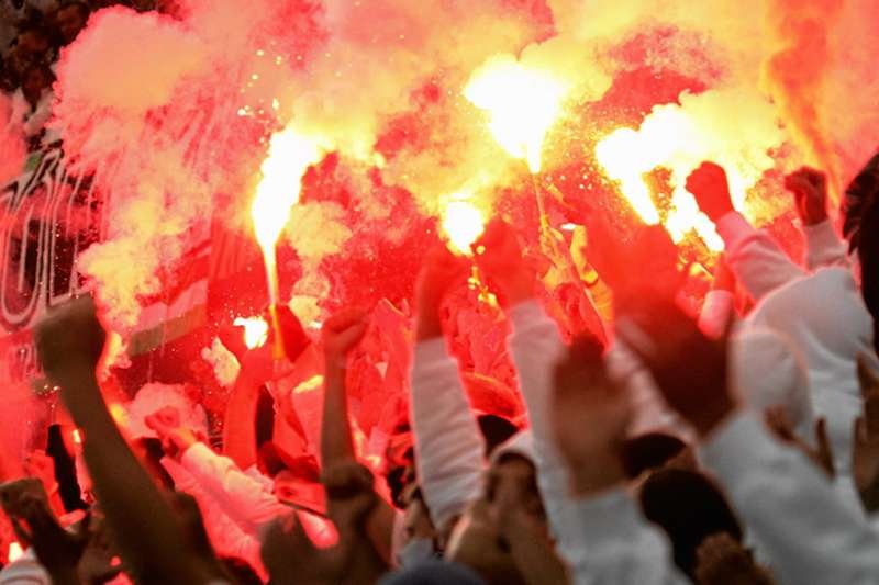 Odpalanie rac na stadionach - kibice to robią, prawo tego zabrania. Wielu uważa, że trzeba coś z tym zrobić.