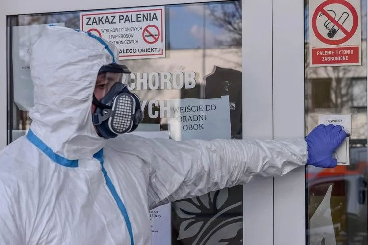 Znowu wzrosła liczba zgonów z powodu koronawirusa.