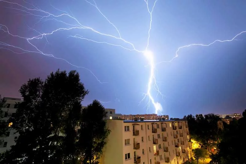 Burza nad Warszawą. Fotografia zrobiona profesjonalnym aparatem. Zdjęcia wykonane smartfonami znajdują się poniżej