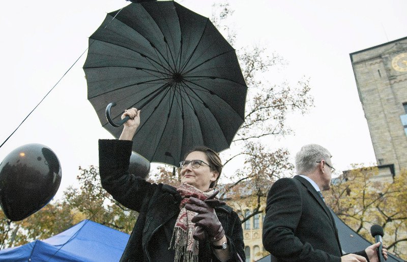 Czarny Protest w 2016 roku. Manifestacja przeciwko planom zaostrzenia ustawy aborcyjnej. Prezydent Poznania Jacek Jaśkowiak wraz z żoną Joanną Jaśkowiak.